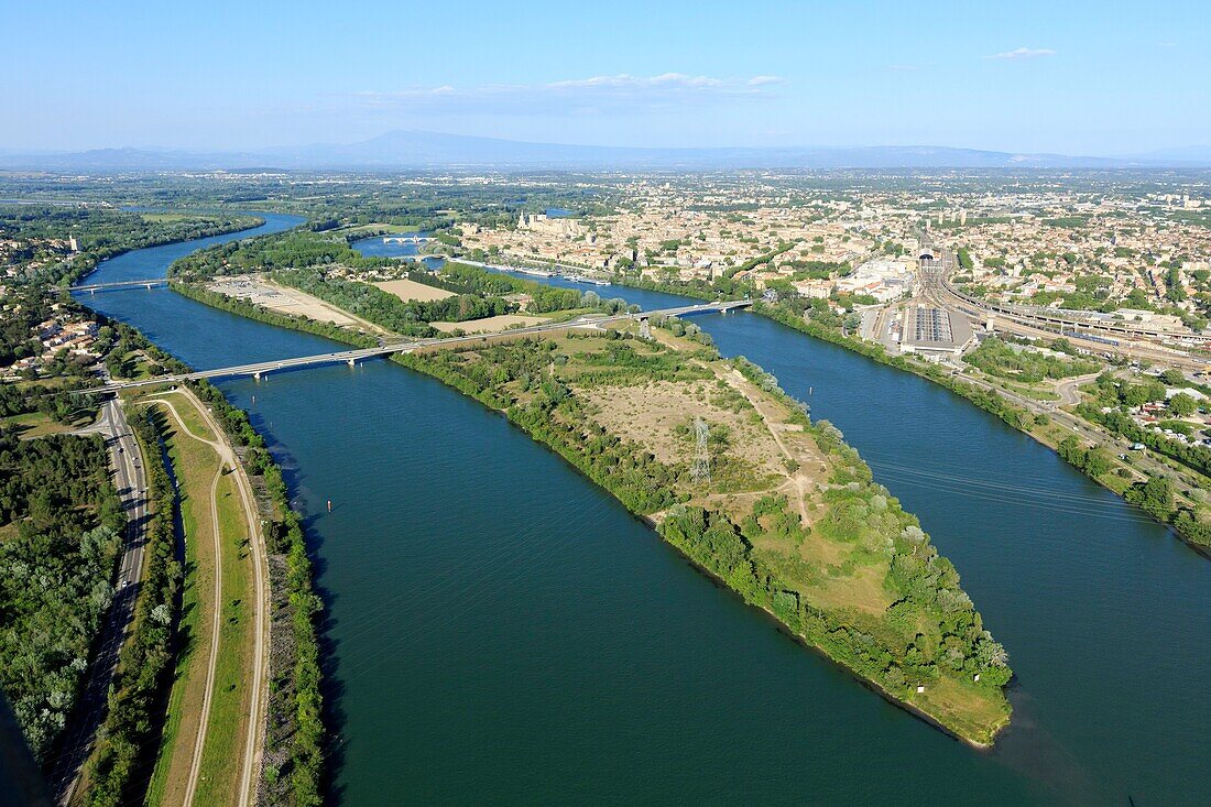 Frankreich, Vaucluse, Avignon, La Barthelasse, Die Rhone (Luftbild)