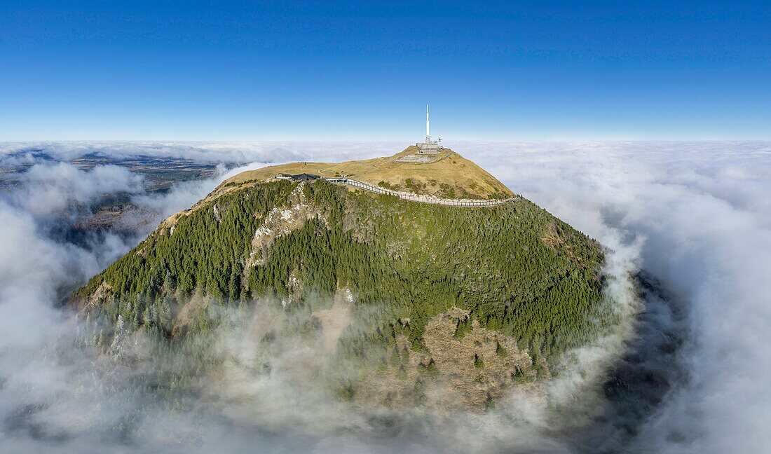 Frankreich, Puy de Dome, Orcines, Regionaler Naturpark der Vulkane der Auvergne, die Chaîne des Puys, von der UNESCO zum Weltkulturerbe erklärt, der Vulkan Puy de Dome (Luftaufnahme)