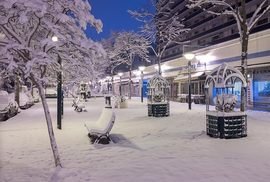 Frankreich, Hauts de Seine, Puteaux, Stadtzentrum unter dem Schnee