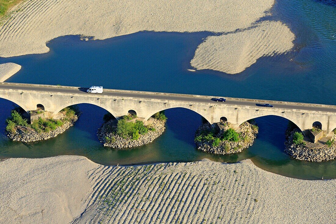 Frankreich, Gard, Pont Saint Esprit, fantastische Brücke des Heiligen Geistes (XIII und XIV), die Rhone (Luftaufnahme)