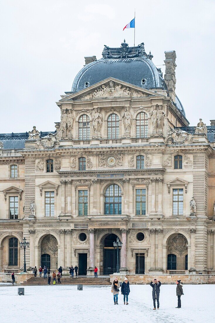 Frankreich, Paris, das Museum diu Louvre unter dem Schnee