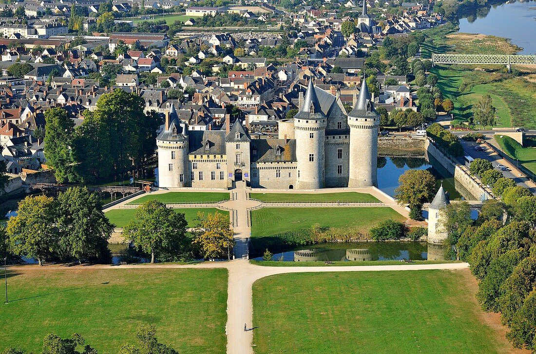Frankreich, Loiret, Loiretal klassifiziert im Welterbe der UNESCO, Sully sur Loire, das Schloss (Luftaufnahme)