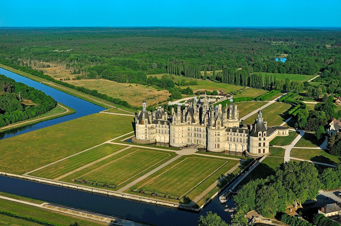 Frankreich, Loir et Cher, klassifiziertes Loire-Tal Weltkulturerbe der UNESCO, Chambord, das Schloss und seine formalen Gärten (Luftaufnahme)