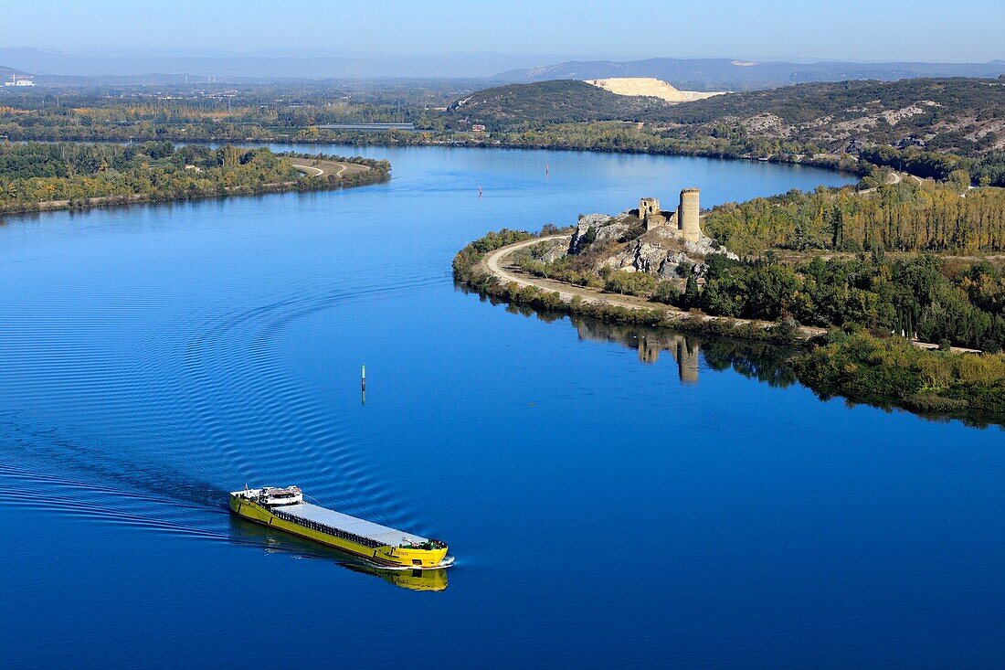 France, Vaucluse, Chateauneuf du Pape, Castle of L'Hers (Xe), houseboat on the Rhone (aerial view)