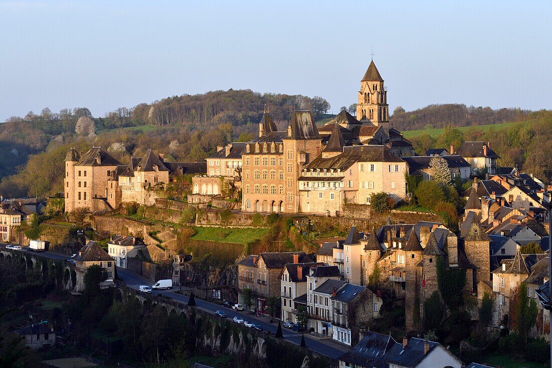 Frankreich, Correze, Vezere-Tal, Limousin, Uzerche, beschriftet mit Les Plus Beaux Villages de France (Die schönsten Dörfer Frankreichs), Blick auf das Dorf, die Kirche Saint Pierre und den Fluss Vezere