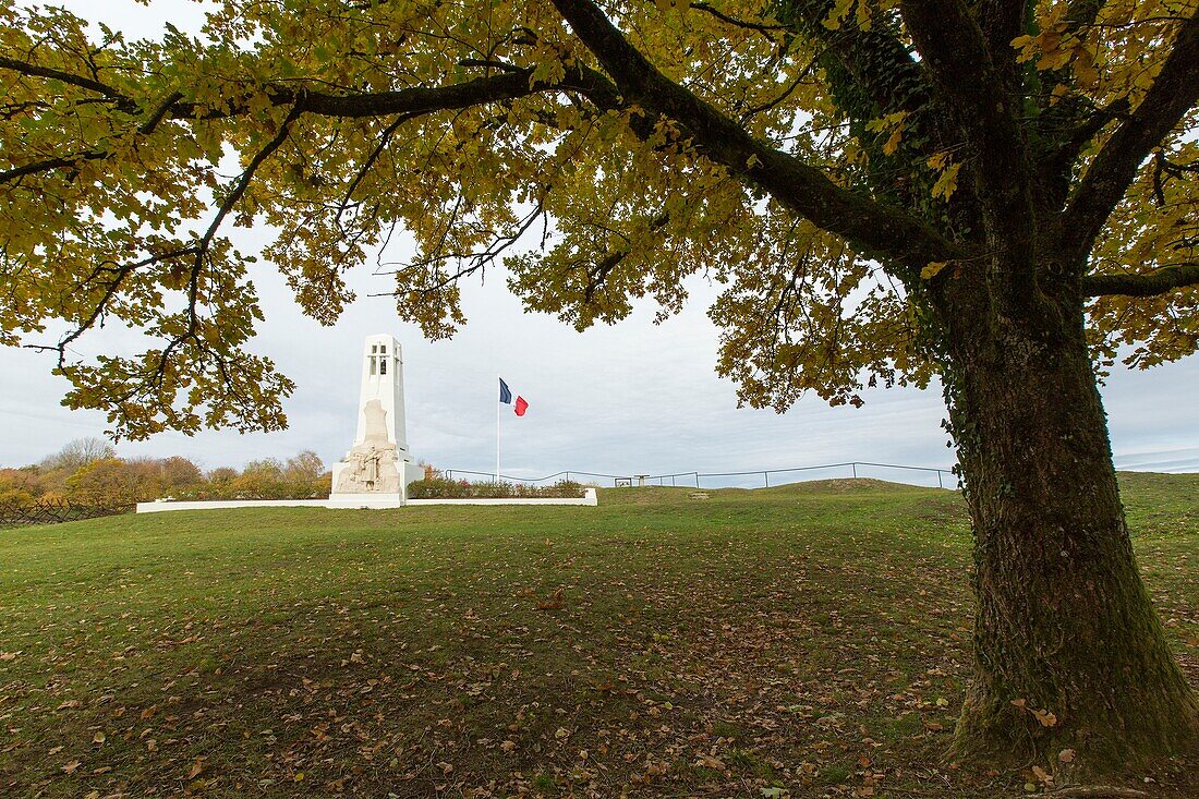 Frankreich, Meuse, Argonne-Region, Vauquois, Butte de Vauquois als eines der wichtigsten Gebiete des Ersten Weltkriegs im Minenkrieg aufgeführt, Das Kriegsdenkmal Butte de Vauquois wurde 1925 an der gleichen Stelle errichtet, an der sich das verschwundene Rathaus befand