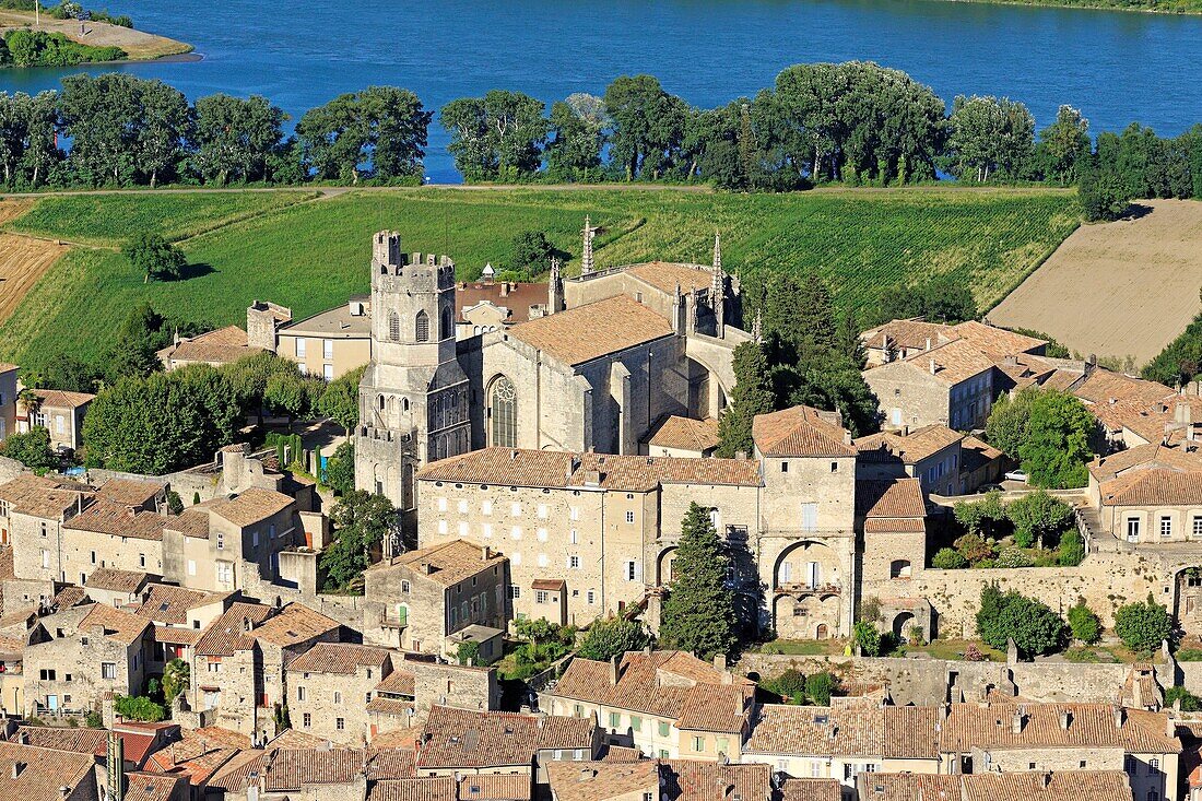 Frankreich, Ardeche, Viviers, Kathedrale Saint Vincent de Viviers (11. Jahrhundert), Turm Saint Michel, historisches Monument (Luftaufnahme)