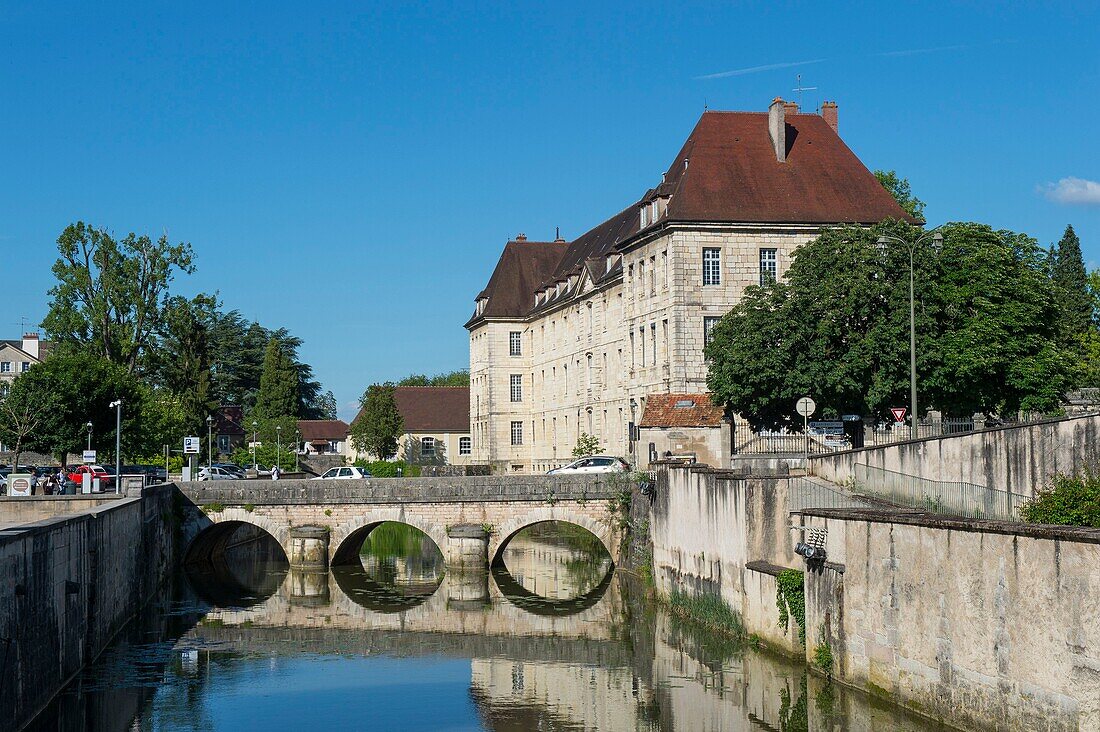 Frankreich, Jura, Dole, das Charity-Gebäude des Gymnasiums Charles Nodier und die Brücke der Hauptstraße am Gerberkanal