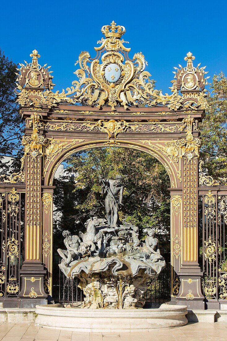 Frankreich, Meurthe et Moselle, Nancy, Stanislas-Platz (ehemaliger königlicher Platz), erbaut von Stanislas Leszczynski, König von Polen und letzter Herzog von Lothringen im 18. Jahrhundert, von der UNESCO zum Weltkulturerbe erklärt, Neptunbrunnen von Barthelemy Guibal und Eisenwerk von Jean Lamour