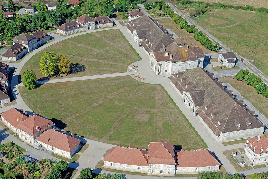 Frankreich, Doubs, Arc et Senans, königliche Salinen von Arc et Senans, von der UNESCO zum Weltkulturerbe erklärt (Luftaufnahme)