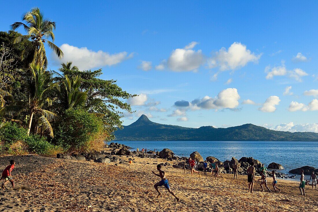 Frankreich, Insel Mayotte (französisches Überseedepartement), Grande Terre, Sada, Kinder spielen Fußball am Strand von Tahiti (Mtsagnougni) in der Bucht von Boueni