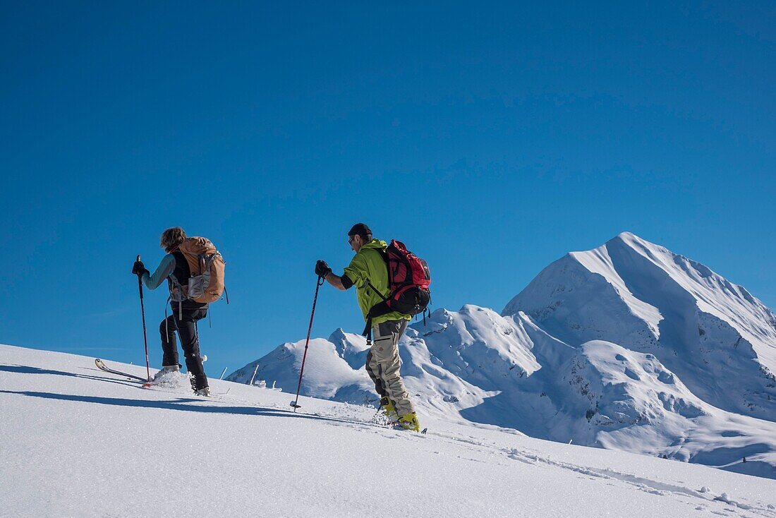 France, Haute Savoie, the Aravis massif, Manigod, hiking at Mont Sulens, 2 hikers on the ridge and Mount Charvin