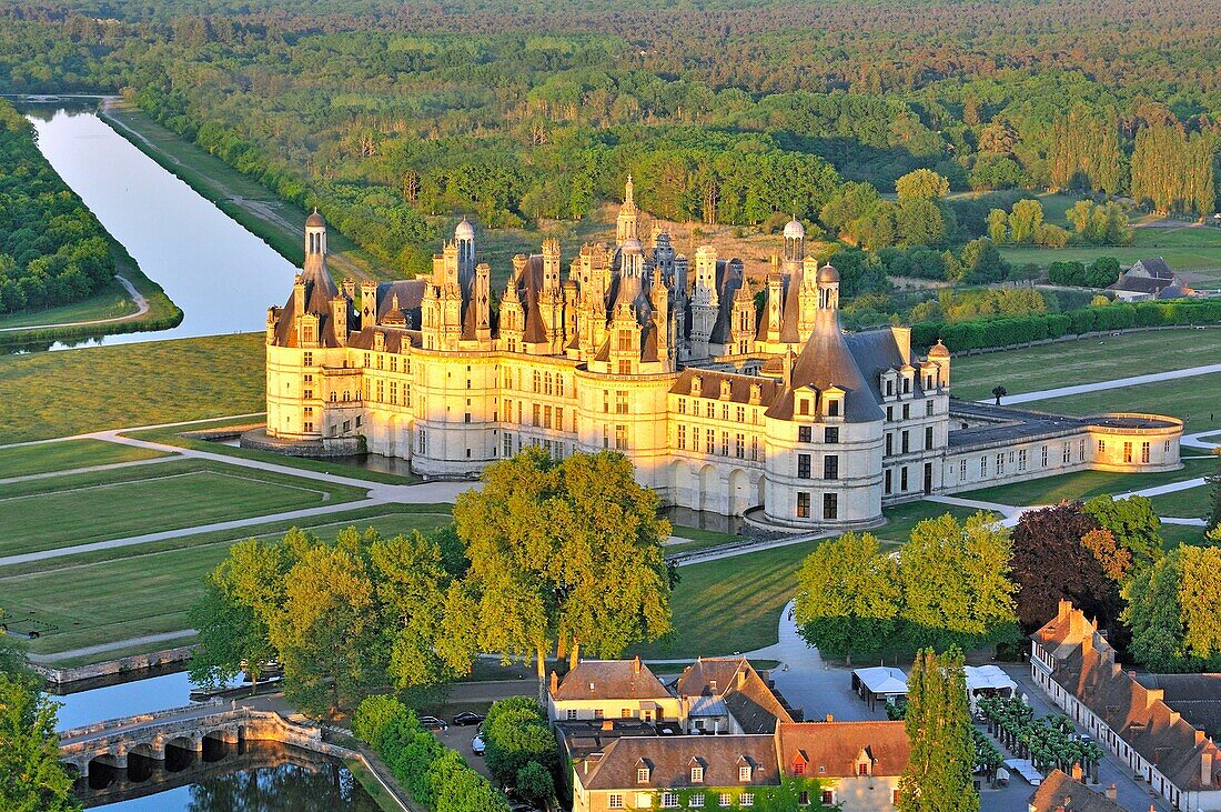 Frankreich, Loir et Cher, klassifiziertes Loire-Tal Weltkulturerbe der UNESCO, Chambord, das Schloss und seine formalen Gärten (Luftaufnahme)