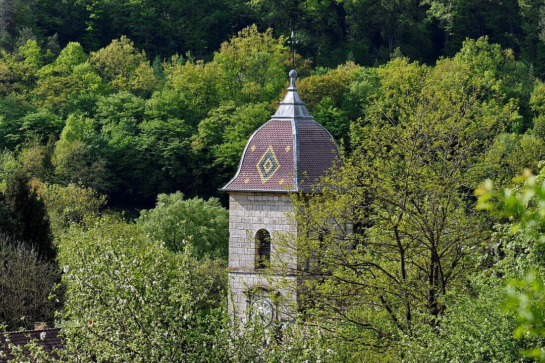 Frankreich, Doubs, Glay, Kirchturm von Comtois im Frühlingslaub