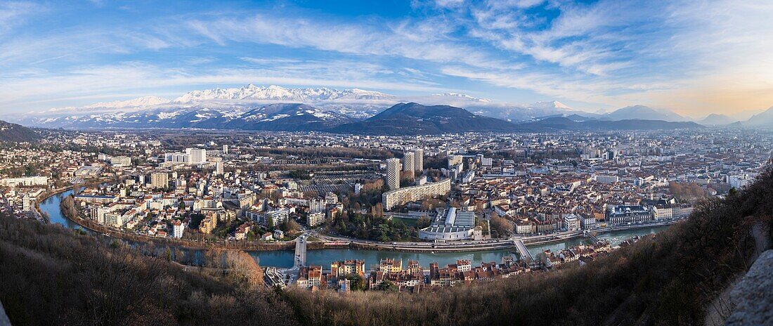 Frankreich, Isere, Grenoble, Rundblick über die Stadt und das Belledonne-Massiv im Hintergrund
