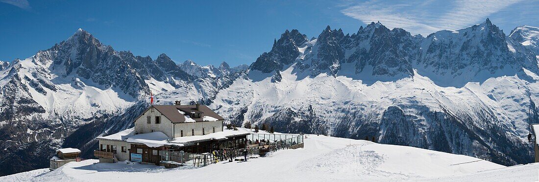 Frankreich, Haute Savoie, Mont-Blanc-Massiv, Chamonix-Skigebiet auf der Seite der Rouges-Nadeln, Panoramablick auf das Restaurant Höhe 2000 in Planpraz und die Nadeln von Verte und Chamonix