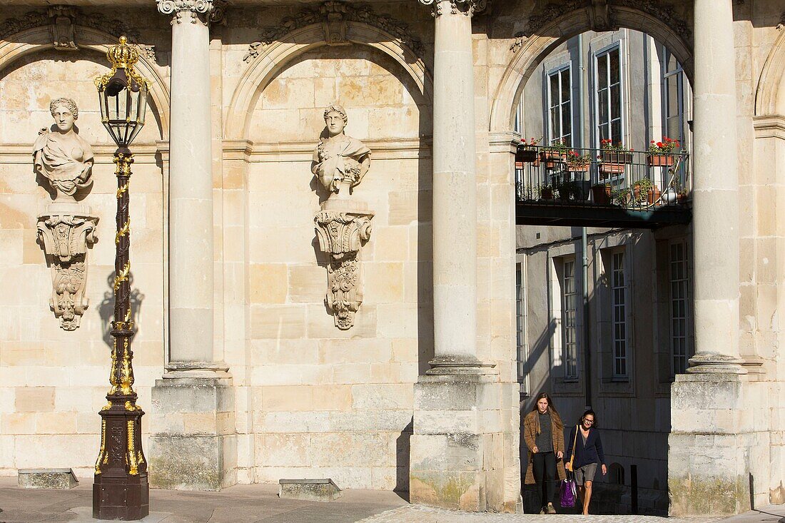Frankreich, Meurthe et Moselle, Nancy, Skulpturen und Straßenlaterne von Jean Lamour am Place de la Carriere (Carriere-Platz) neben dem Stanislas-Platz (ehemaliger königlicher Platz), der von Stanislas Leszczynski, König von Polen und letzter Herzog von Lothringen, im 18.