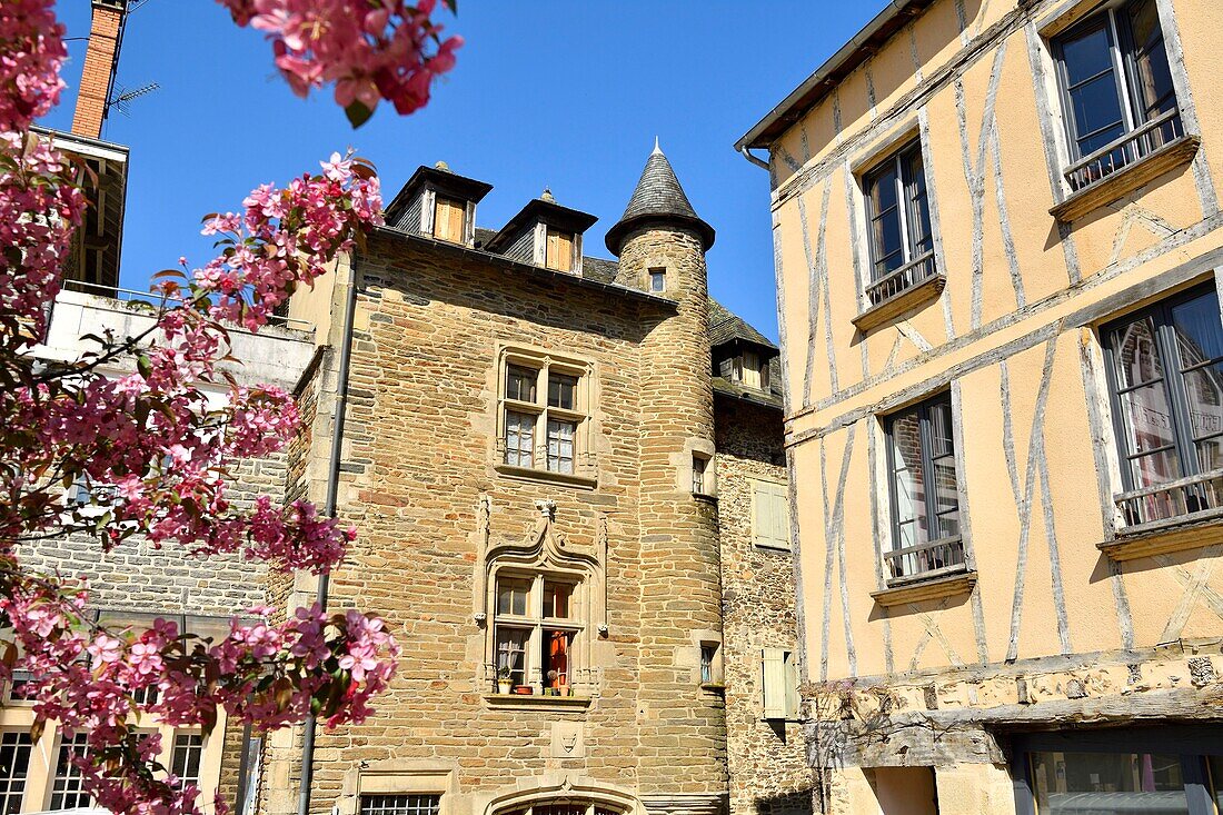 Frankreich, Correze, Vezere-Tal, Limousin, Uzerche, beschriftet mit Les Plus Beaux Villages de France (Die schönsten Dörfer Frankreichs), Place de la Liberation, Fensterpfosten mit Flamboyant-Stil des Eyssartier-Hauses