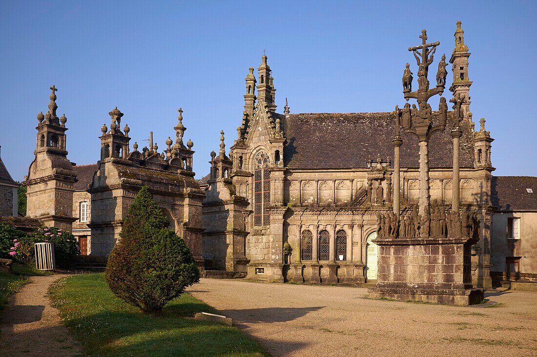 Frankreich, Finistere, Saint Thegonnec, Etappe auf dem Weg nach Saint Jacques de Compostela, Triumphtor, Kirche und Kalvarienberg der Pfarrei Klausur