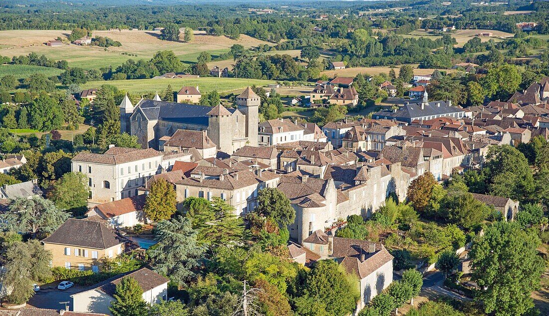 Frankreich, Dordogne, Perigord Pourpre, Beaumont du Perigord, mittelalterliches Dorf und seine befestigte Kirche (Luftaufnahme)
