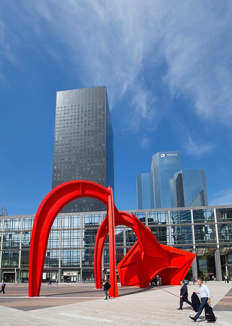 Frankreich, Hauts de Seine, La Defense, Stabile Skulptur von Calder, die Rote Spinne, auf der Esplanade