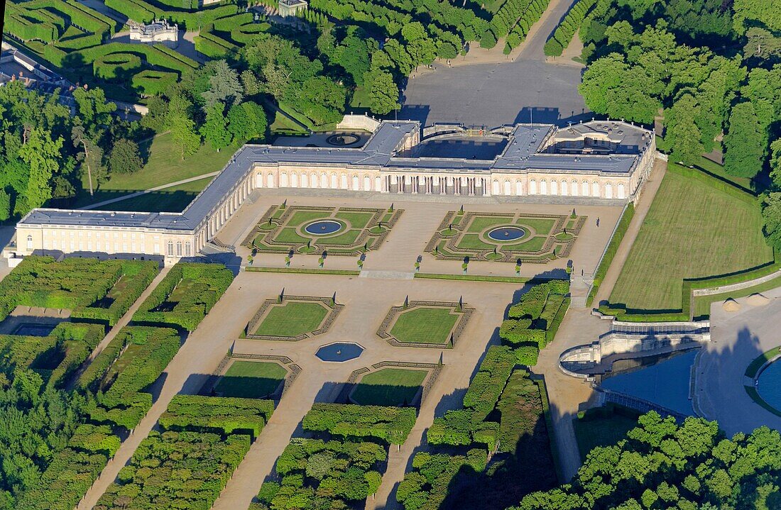 Frankreich, Yvelines, Park des Chateau de Versailles, von der UNESCO zum Weltkulturerbe erklärt, das Grand Trianon (Luftaufnahme)