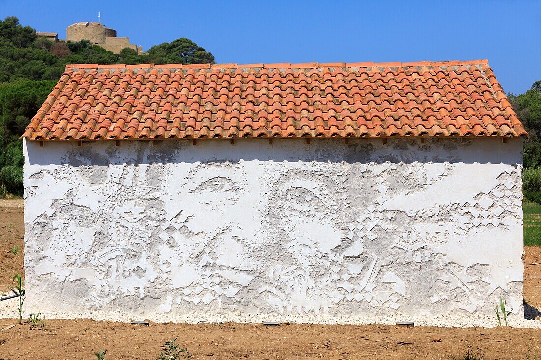 Frankreich, Var, Hyeres-Inseln, Nationalpark Port Cros, Insel Porquerolles, Stiftung Carmignac, Le Jardin, Ausstellung Meer der Sehnsucht, Kratzen an der Oberfläche Porquerolles von Alexandre Farto alias Vhils