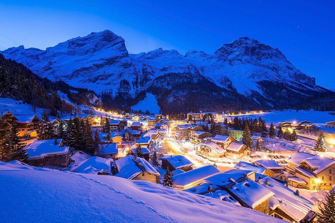 Frankreich, Savoie, Massif de la Vanoise, Pralognan La Vanoise, Nationalpark, das Dorf in der Morgendämmerung und der Berg Grand Marchet