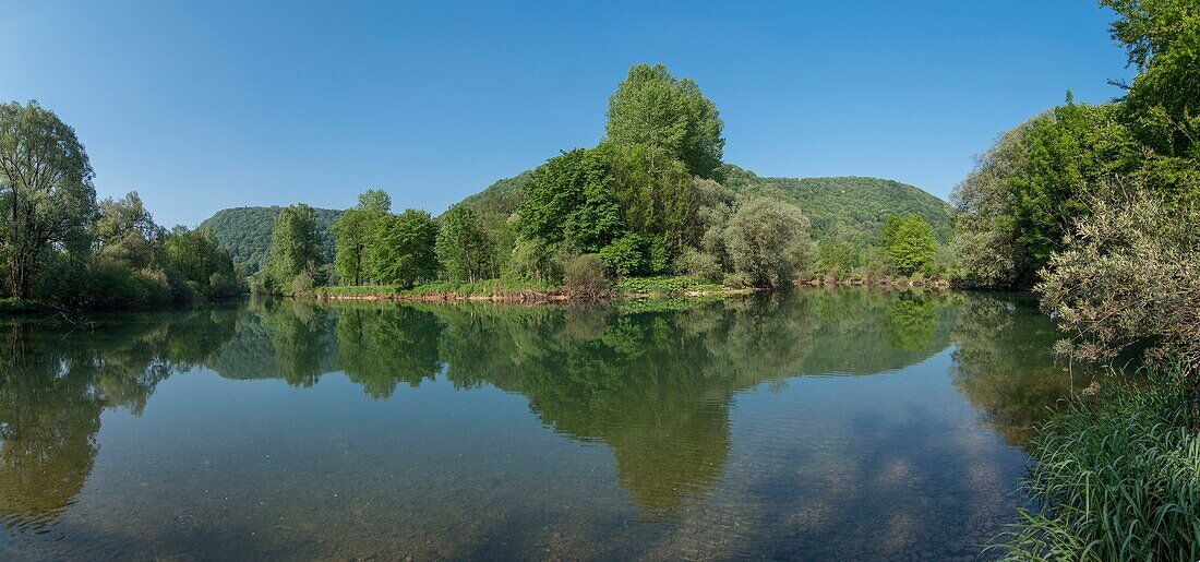 Frankreich, Doubs, Loue-Tal, Panoramablick vom Spiegel der Loue auf Scey Maisières