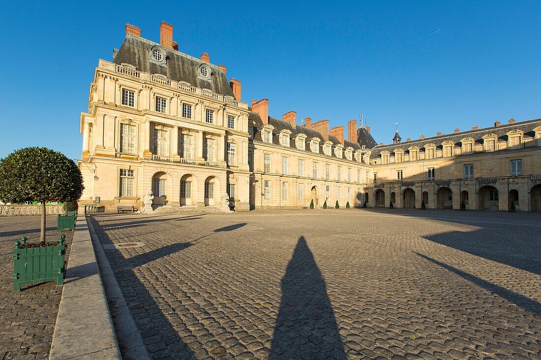 Frankreich, Seine et Marne, Fontainebleau, das zum UNESCO-Weltkulturerbe gehörende Königsschloss Fontainebleau, der Gros-Pavillon im Cour de la Fontaine (Brunnenhof), der seit 1863 das Chinesische Museum beherbergt