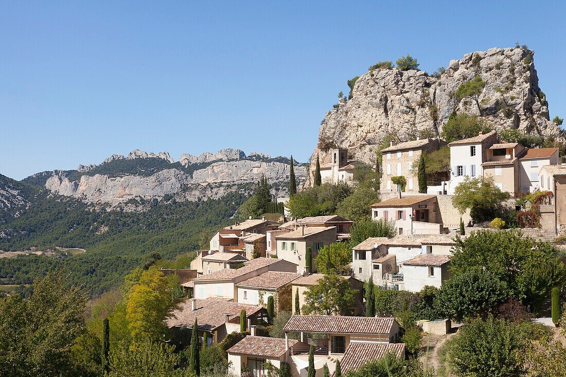 Frankreich, Vaucluse, Dentelles de Montmirail, La Roque Alric, das Dorf und die Dentelles de Montmirail