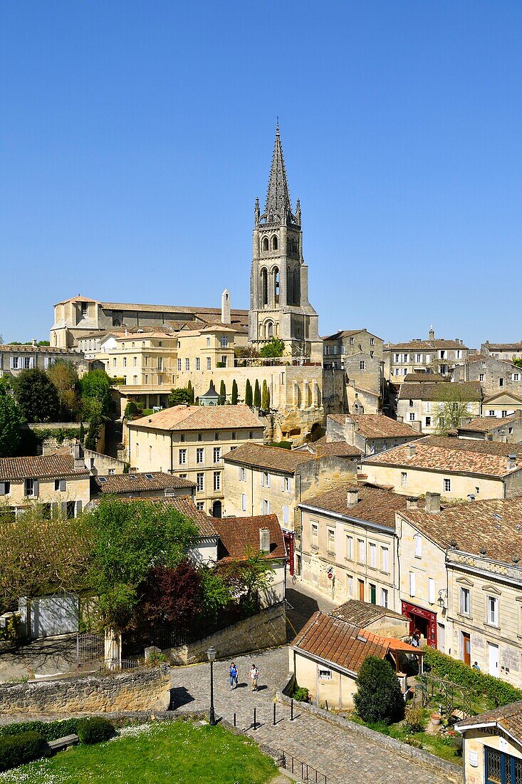 Frankreich, Gironde, Saint Emilion, von der UNESCO zum Weltkulturerbe erklärt, die mittelalterliche Stadt wird von der monolithischen, vollständig in den Fels gehauenen Kirche aus dem 11.
