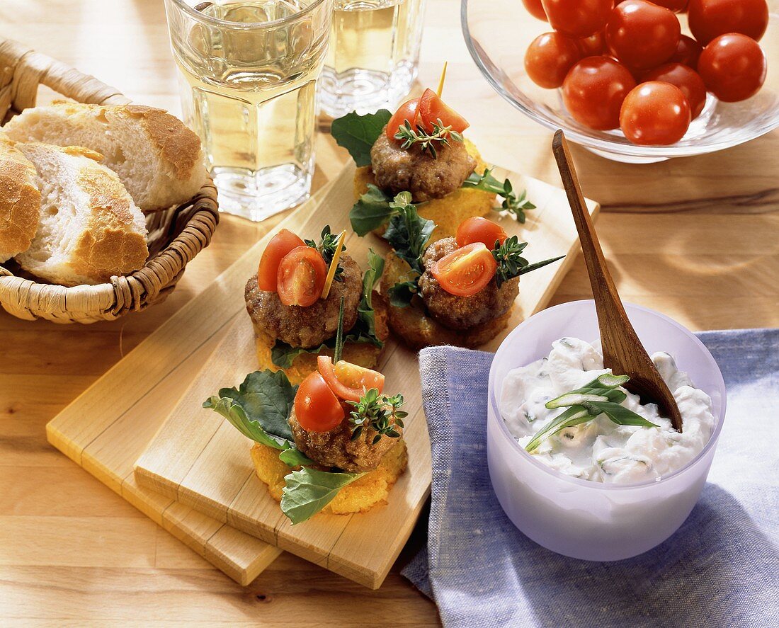 Rösti-Hackfleisch-Häppchen mit Tomaten & Schälchen mit Dip