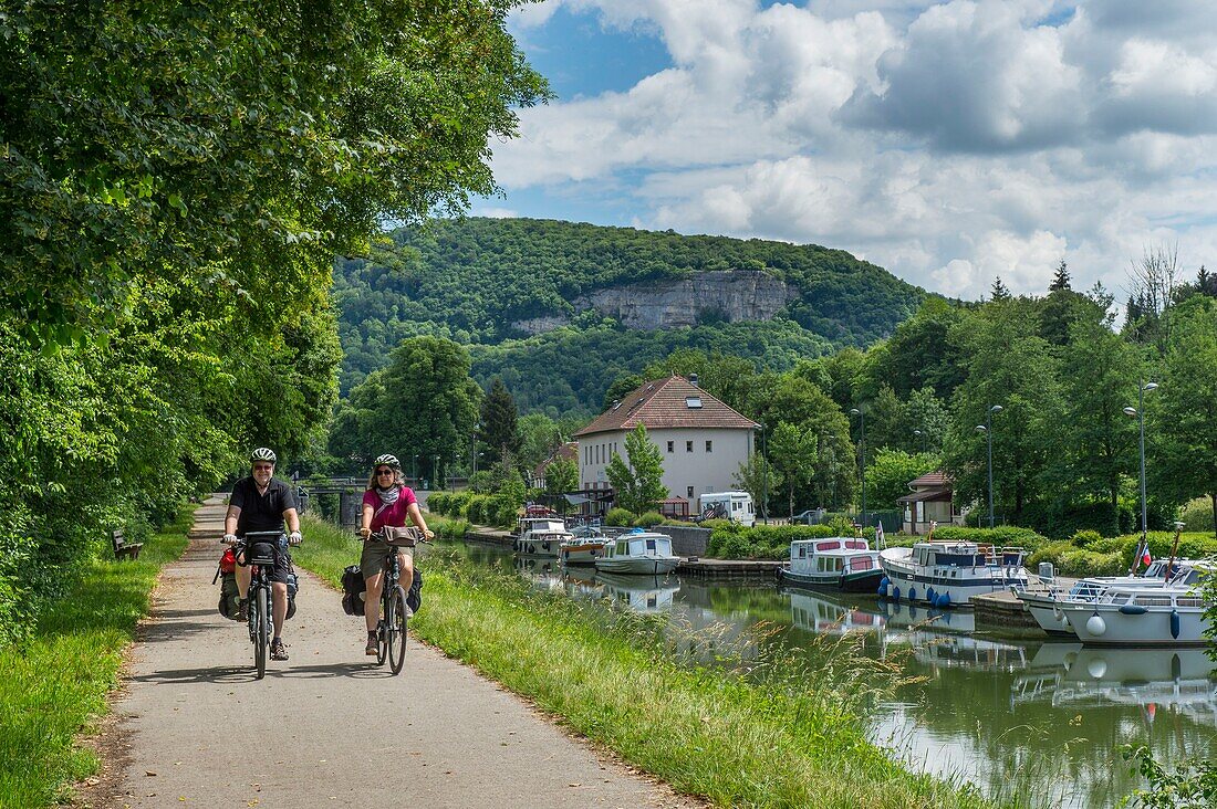Frankreich, Doubs, Baumes Les Dames, die Veloroute Eurobike 6, 2 deutsche Radfahrer auf einem Elektrofahrrad auf der Strecke entlang des Flusses Port