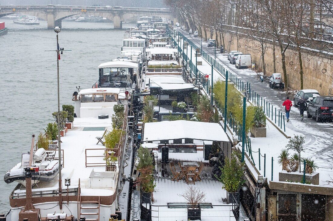 France, Paris, the banks of the Seine river listed as World Heritage by UNESCO, the port of the Champs Elysees under the snow