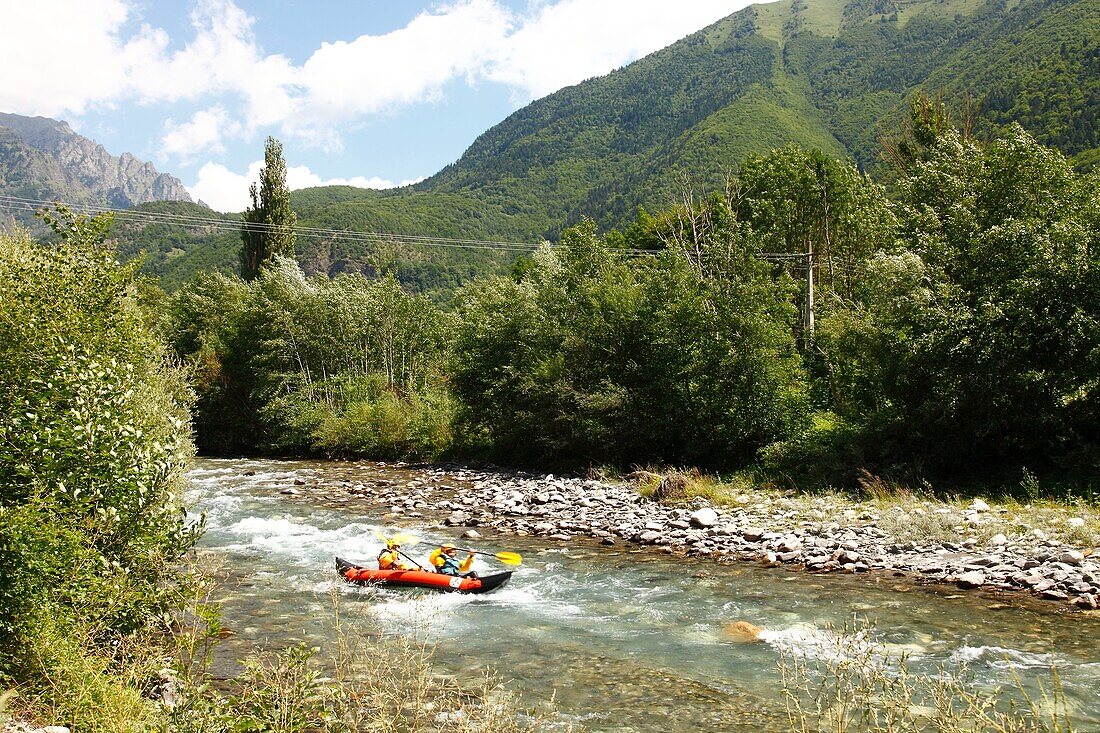 Frankreich, Isere, Valbonnais, Kanu auf der Bonne, neben dem Écrins-Nationalpark