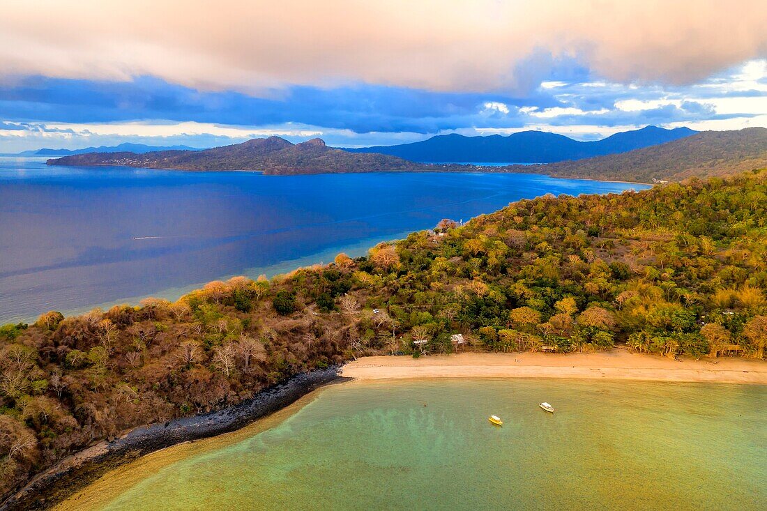 Frankreich, Insel Mayotte (französisches Überseedepartement), Grande Terre, Kani Keli, der Garten von Maore und der Strand von N'Gouja sowie die Bucht von Mzouazia im Hintergrund (Luftaufnahme)