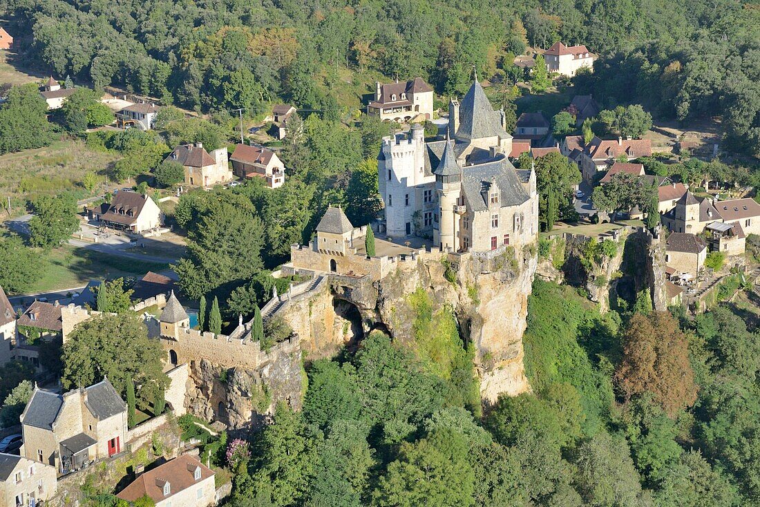 France, Dordogne, Vitrac dominated by the castle of Montfort (aerial view)