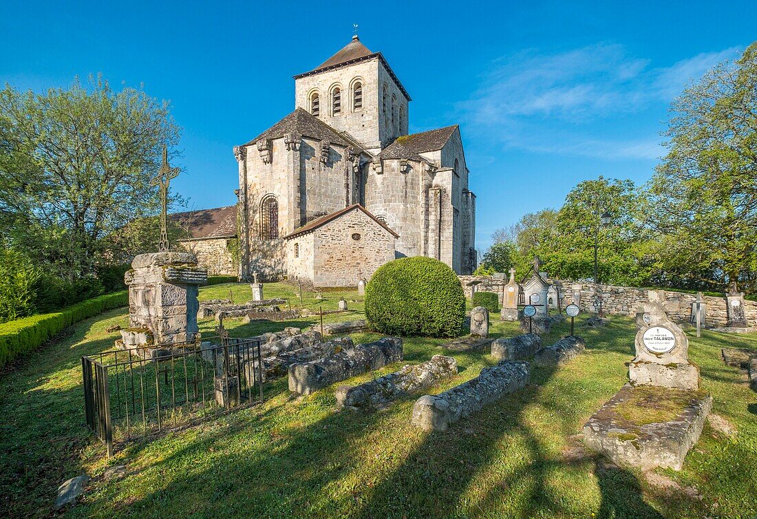 Frankreich, Haute Vienne, le Chalard, Kirche von Assomption und der Friedhof der Mönche