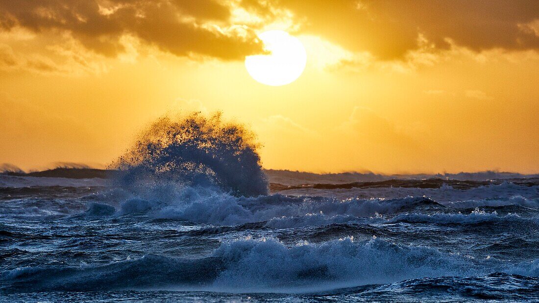 Frankreich, Finistère, Penmarc'h, Sonnenuntergang von der Pointe de Penmarc'h aus gesehen