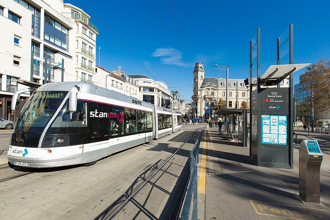 Frankreich, Meurthe et Moselle, Nancy, die Straßenbahn, öffentliche Verkehrsmittel im Bahnhofsbereich von Nancy Ville, die Fassade des ehemaligen Sitzes der Zeitung L'Est Republicain des Architekten Louis Le Bourgeois von der Ecole de Nancy (Schule von Nancy)