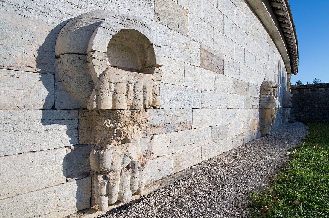 Frankreich, Doubs, Arc und Senans, in der königlichen Saline, die von der UNESCO zum Weltkulturerbe erklärt wurde, Skulptur an der Wand des Außengeländes