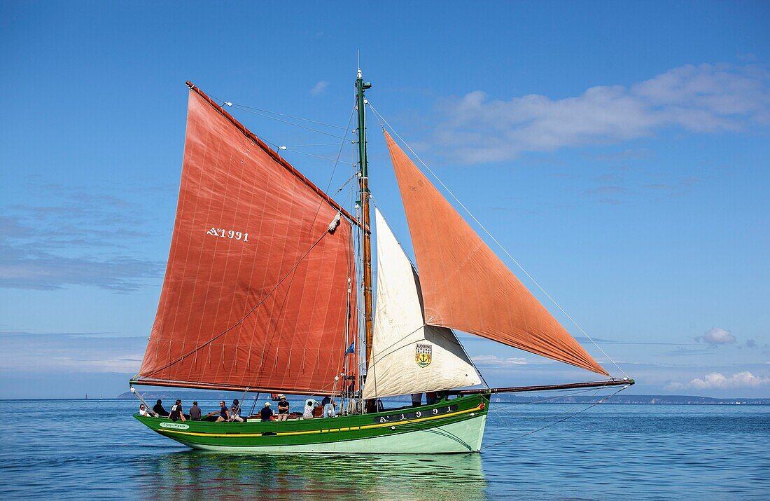 Frankreich, Finistere, Douarnenez, Festival Maritime Temps Fête, Cap Sizun, traditionelles Segelboot im Hafen von Rosmeur
