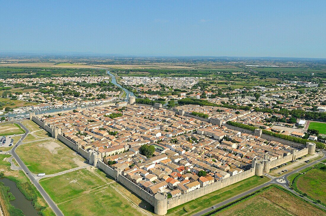 Frankreich, Gard, Aigues Mortes (Luftaufnahme)