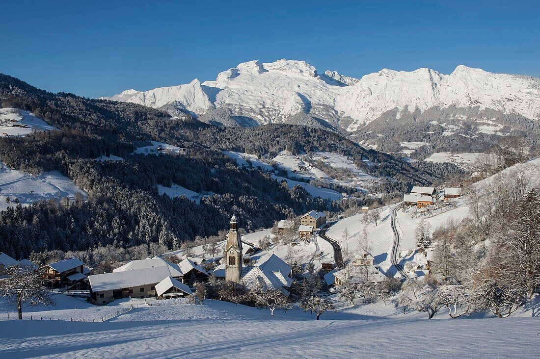 Frankreich, Haute Savoie, Aravis-Massiv, das Dorf und die Kirche von Manigod vor dem Massiv des Berges von Tournette nach einem Schneefall