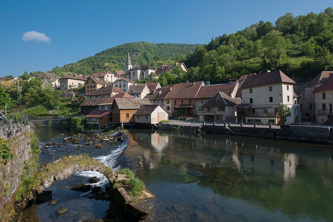 Frankreich, Doubs, Loue-Tal, eine der vielen Schwellen über den Fluss spiegelt das Dorf Lods wider, eines der schönsten Dörfer Frankreichs