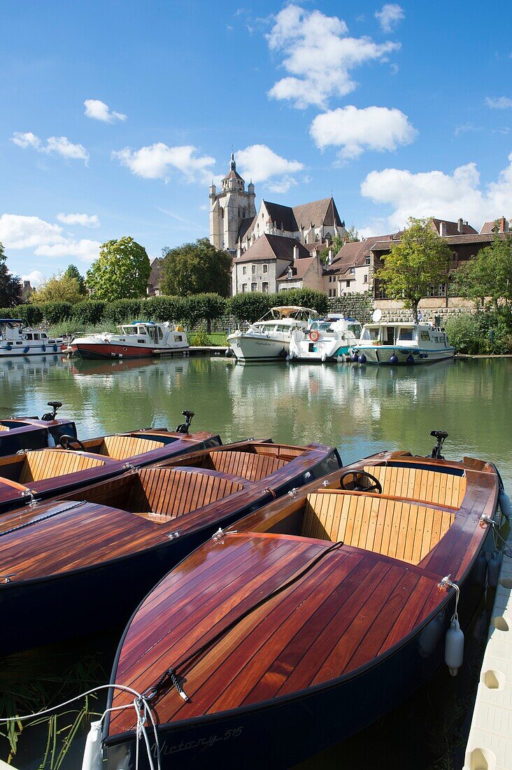 Frankreich, Jura, Dole, der Flusshafen am Rhône-Rhein-Kanal und die Boote aus gemietetem Holz und die Stiftskirche