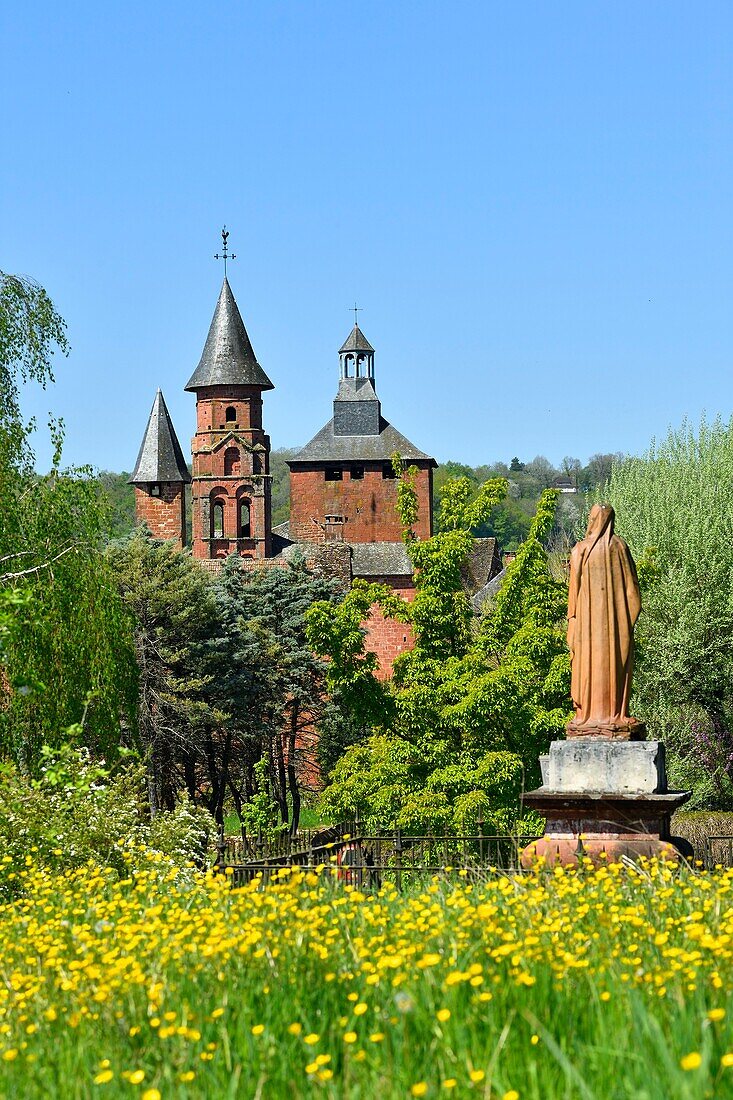 Frankreich, Correze, Collonges la Rouge, bezeichnet als Les Plus Beaux Villages de France (Die schönsten Dörfer Frankreichs), Dorf aus rotem Sandstein, Kirche St. Pierre