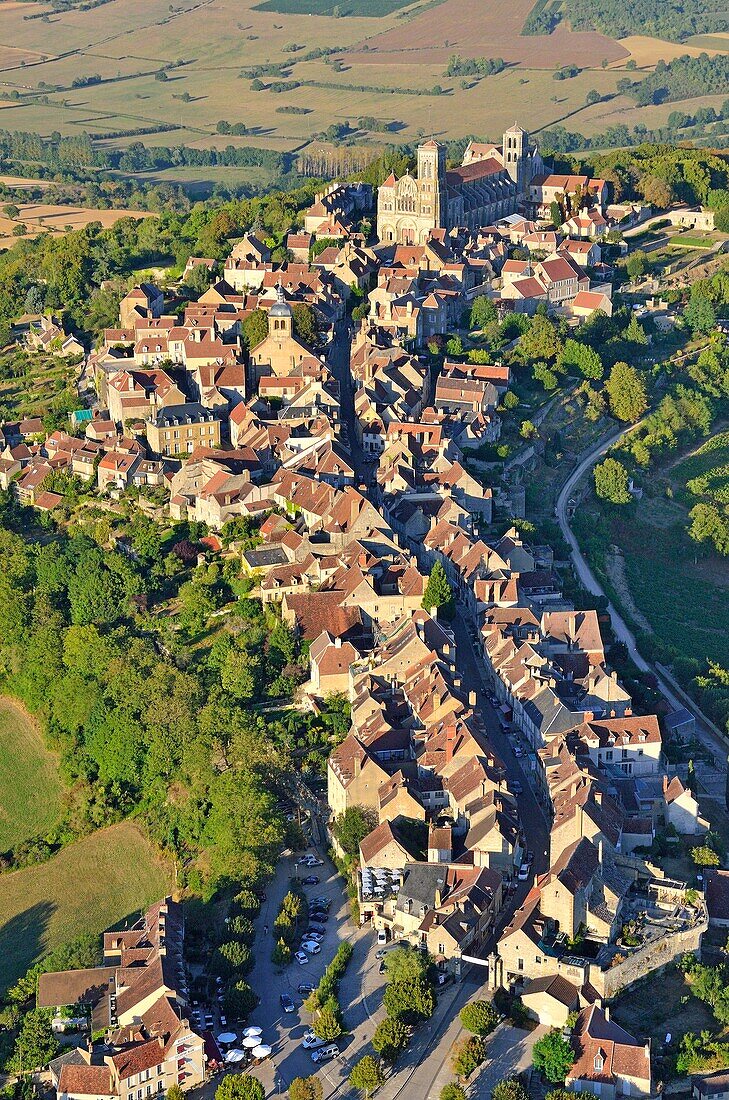 Frankreich, Yonne, Parc Naturel Regional du Morvan (Regionaler Naturpark des Morvan), Vezelay, mit der Bezeichnung Les Plus Beaux Villages de France (Die schönsten Dörfer Frankreichs), Kirche und Hügel von Vezelay, die von der UNESCO zum Weltkulturerbe erklärt wurden, Basilika Sainte Madeleine (Luftaufnahme)