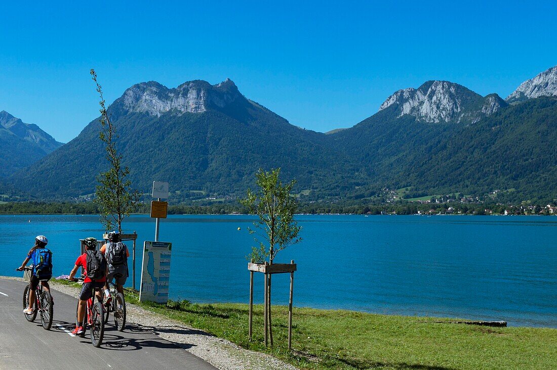 Frankreich, Haute Savoie, Annecy-See, neuer Abschnitt des Radwegs entlang des Sees zum gemeinsamen Angon von Talloires und dem Massiv von Bauges